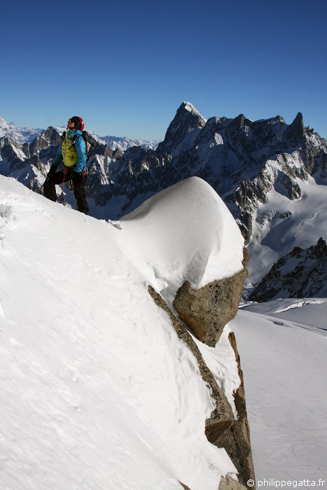 Anna Gatta in the Cosmiques ridge. Grandes Jorasses and Dent du Geant behind (© P. Gatta)