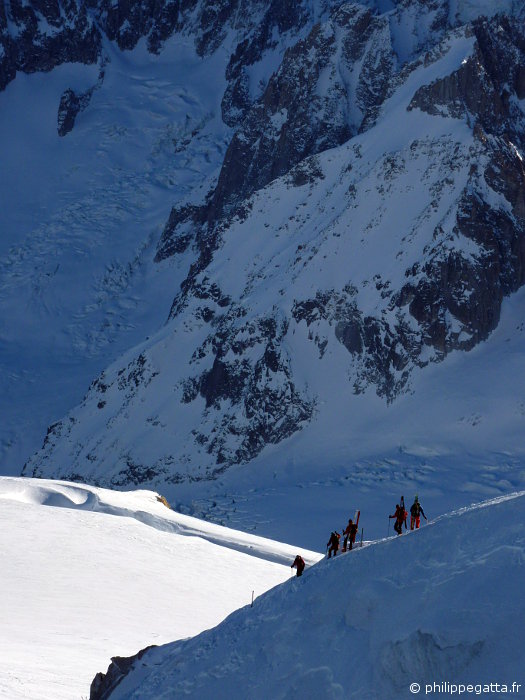 Skiers descending toward the Vallee Blanche (© A. Gatta)