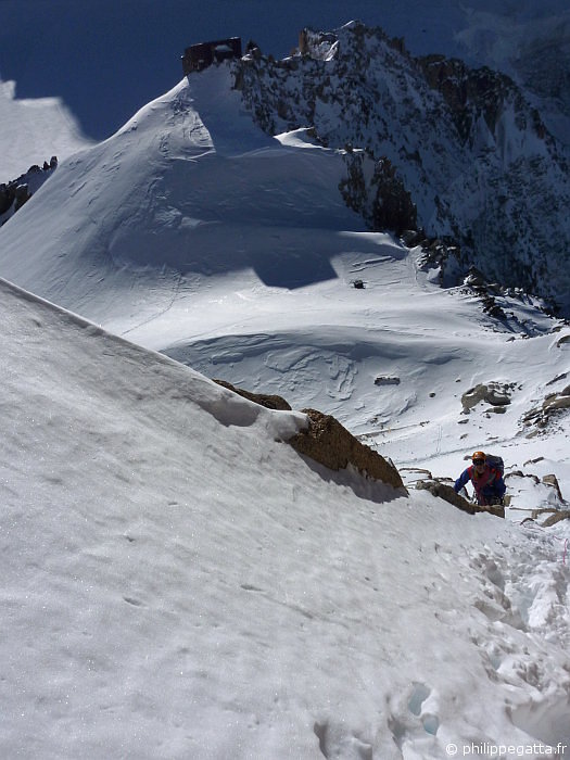 Philippe in the Cosmiques ridge. Cosmique hut behind (© A. Gatta)