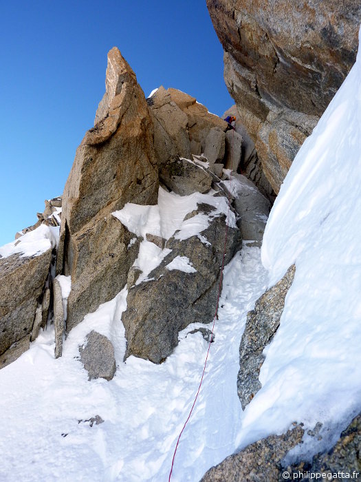 Philippe rapping down in the Cosmiques Ridge (© A. Gatta)