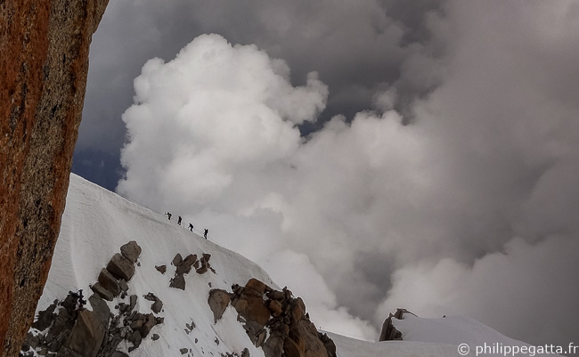 Climbers on the Aiguille du Midi ridge (© P. Gatta)
