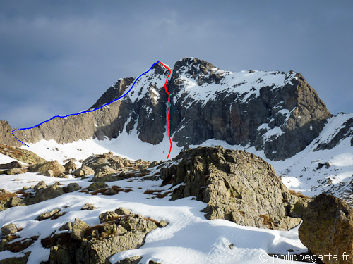West Couloir (red) and Southwest ridge (blue) of Gelas (© Philippe Gatta)