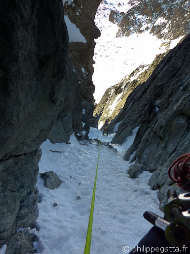 In the icy section of the West Couloir of Gelas (© Philippe Gatta)