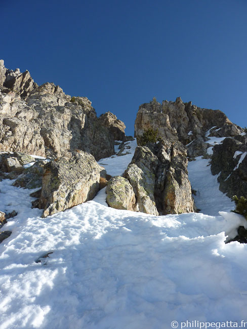 Half way in the Right Gully in the West face of Cime Fremamorte (© Philippe Gatta)