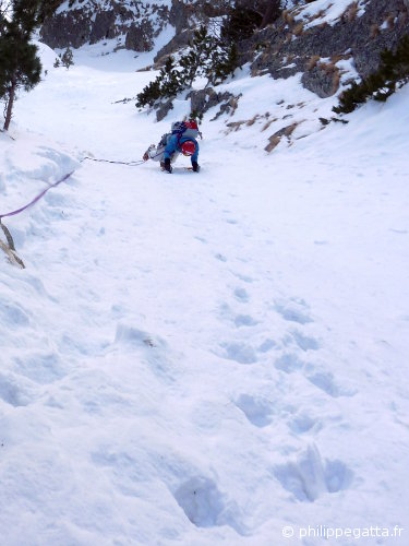 Anna in the first pitch of the Couloir Peïrastreche (© P. Gatta)