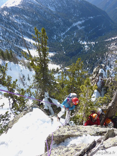 Anna abseiling from the ridge to the top of the Couloir. Ben and his clients (© P. Gatta)