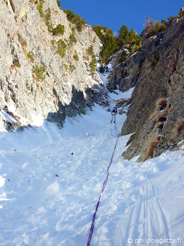 Anna abseiling the 3rd pitch (© P. Gatta)