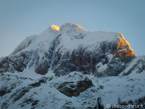 Sunrise on Gelas (© P. Gatta)