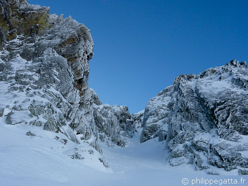 Half way in the North Couloir of Mont Neiglier (© P. Gatta)