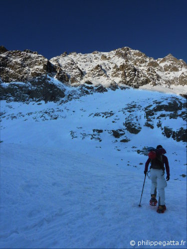 Anna walking toward the Mont Neiglier, the Garriou - Pippolini route (© P. Gatta)