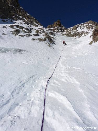 Philippe climbing toward the 2nd ice fall of the Garriou - Pippolini route (© A. Gatta)