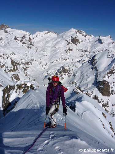 Anna on the summit ridge of Mont Neiglier. Mont Clapier and Lac de la Fous behind (© P. Gatta)