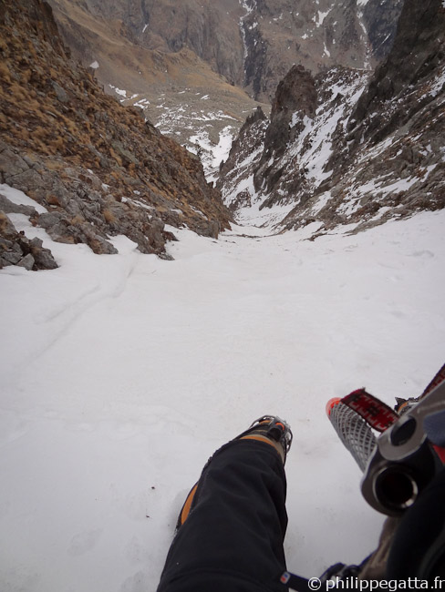 Climbing the Article Nòu Couloir (© Philippe Gatta)