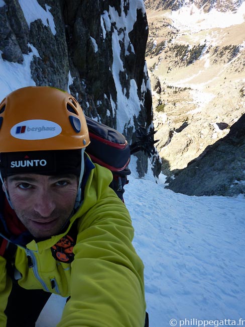 Upper section of the Couloir, 4th mixed climb just below (© Philippe Gatta)