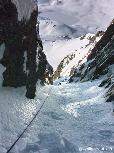 Anna in the third pitch. Frozen lake of Terre Rouge behind (© P. Gatta)