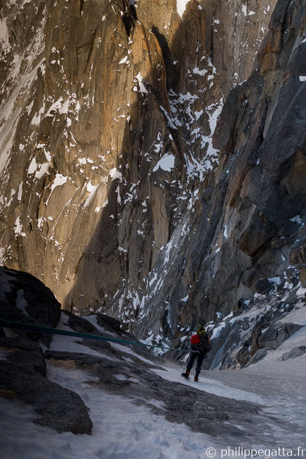 Rapelling in the north couloir of Les Drus (© P. Gatta)