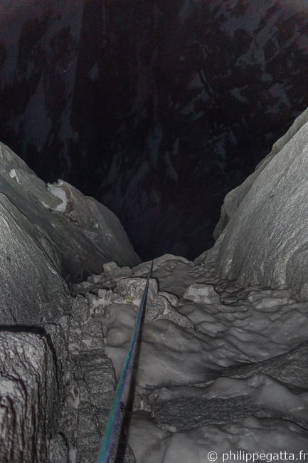 Rapelling by night in the north couloir of Les Drus (© P. Gatta)