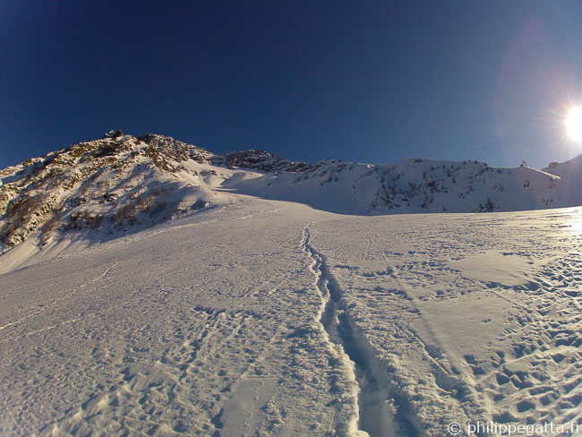 Breaking trail below Mont Lachat Pass (© P. Gatta)