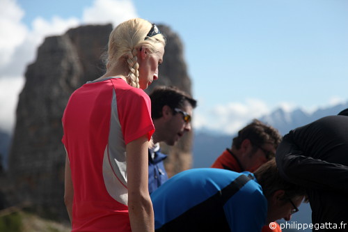 Kate, David, Gareth and Pete looking at the photos (© Philippe. Gatta)