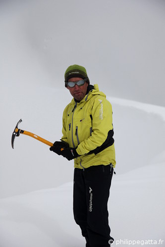 Nick Parks playing golf on the Marmolada (© Philippe. Gatta)