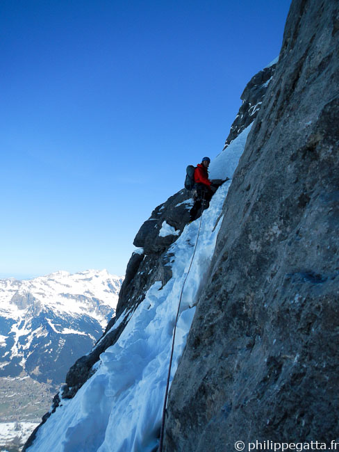 Alex in the first part of the North Face of Eiger (© Philippe Gatta)