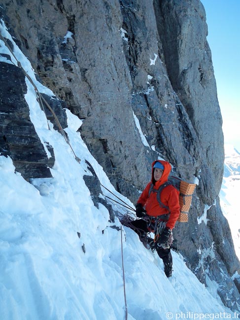 Alex at one of the belays at 10am (© Philippe Gatta)