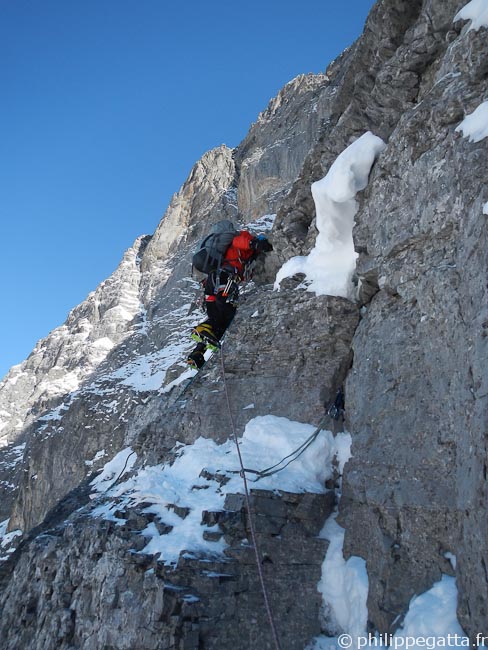Alex in a committing pitch between the 2 icefields (© Philippe Gatta)