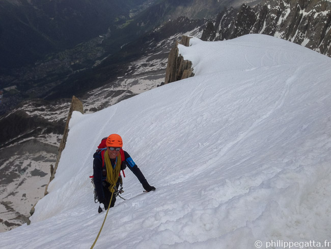 Philippe at the end, Aiguille du Midi, Chamonix behind (© A. Chabot)