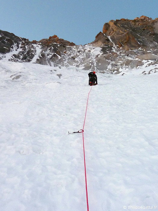 Jon Griffith heading up to Vivagel gully (left). We can see the thin ice gully of Late to say I'm sorry (right) (© P. Gatta)