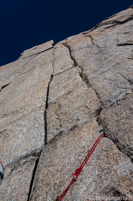 The beautiful double crack of 5th pitch Harold et Maud (© P. Gatta)