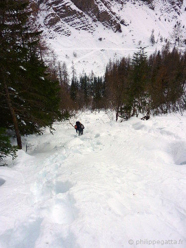 Anna walking to the ice fall in the deep snow (© P. Gatta)
