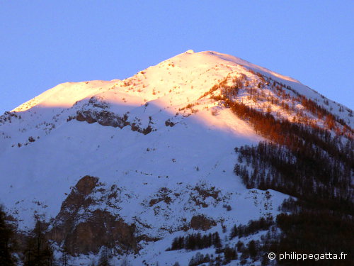 Croix de Carle (2529 m) early in the morning (© P. Gatta)