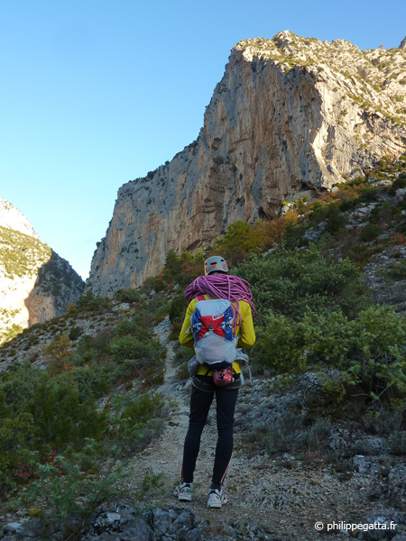 Going to the cliff of Aiglun (© P. Gatta)