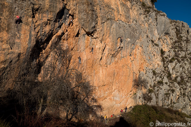 Right wall of Chouchou place, Gréolères (© P. Gatta)
