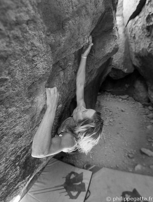 Water Hazard Right Start, V9. Passageway, Sad Boulders (© P. Gatta)