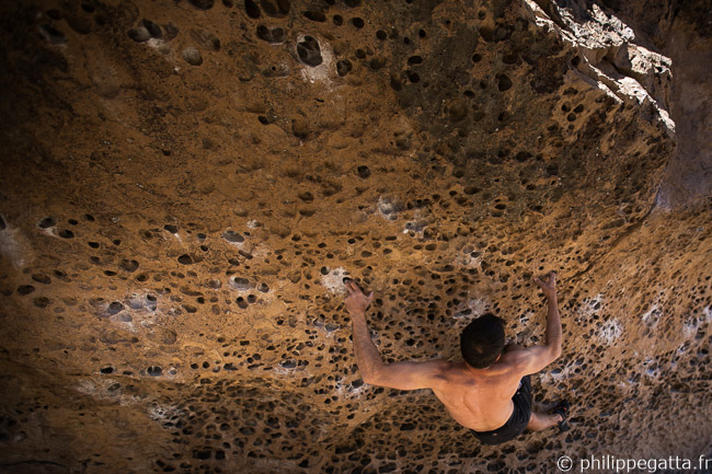 Amazing traverse of Hand to Hand combat, V7. The West Rim, Happy Boulders (© A. Gatta)