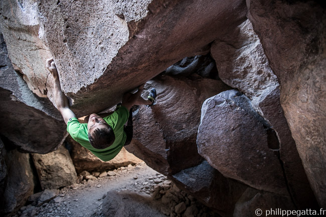 Mothership Has Left Sit Start, V8. Passageway, Sad Boulders (© A. Gatta)