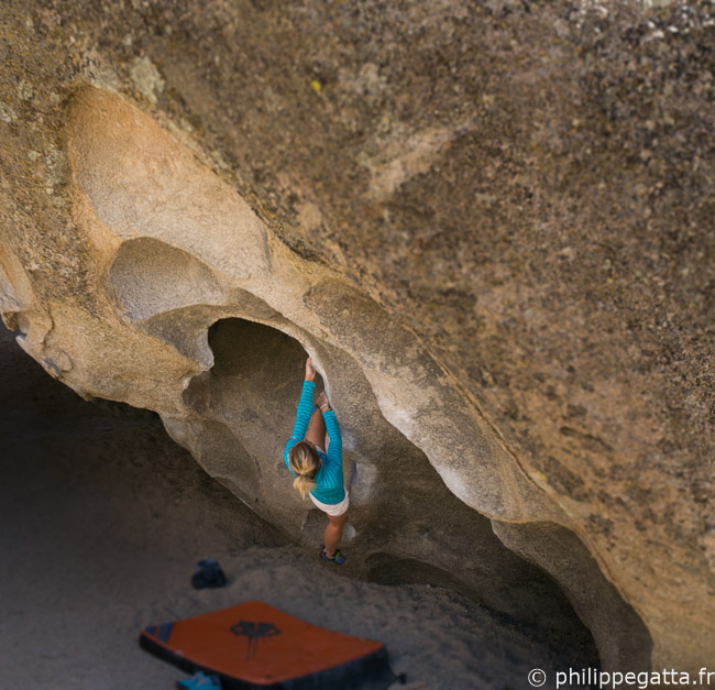 Gleaming The Cube, V8. Cave Boulder, Buttermilks (© P. Gatta)