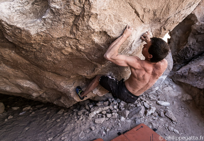 Dance The Night Away, V11. Slow Dance Cave, Happy Boulders (© A. Gatta)