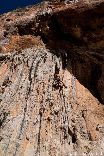 Anna climbing in Sarkit cave. Geyikbayiri (© P. Gatta)