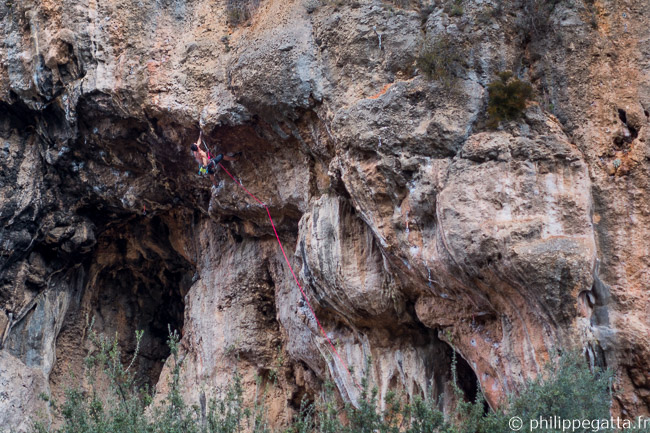 On-sighting Junimond, 7c+ in the Left Cave, Geyikbayiri (© P. Gatta)