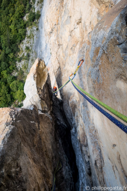 Big flake of the 6th pitch (© P. Gatta)