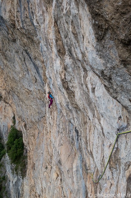 Anna in the 7th pitch, the descending 7a+ (© P. Gatta)