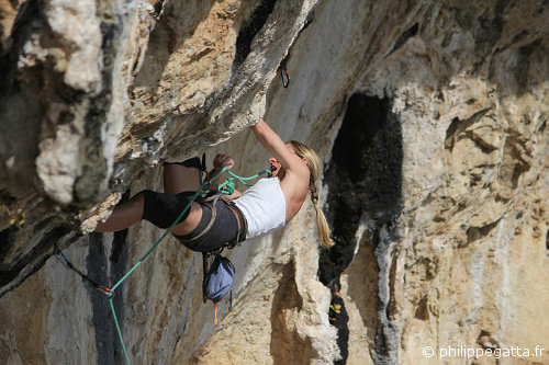 Anna in Quel trip te guette, 7c+ (© P. Gatta. Photo J. Nanin)