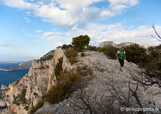 Anna above the Falaises du Devenson (© Philippe Gatta)