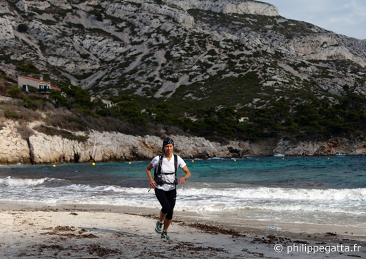 Anna on the beach in Sormiou (© Philippe Gatta)