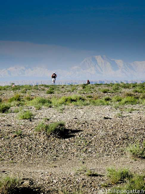 Runner during stage 1 with high mountain in the background (© P. Gatta)