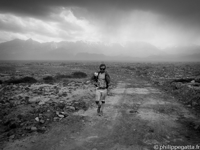 Gobi March: Justus in the sand storm (© P. Gatta)