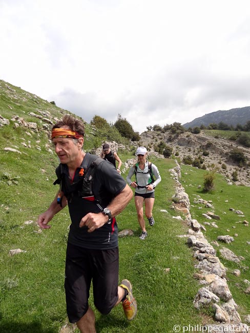 Between Col de l'Autaret then the ruins of Rocca-Sparviera (© Philippe Gatta)