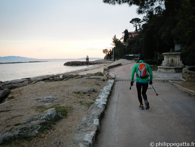 Anna on the beach of Theoule (© Philippe Gatta)